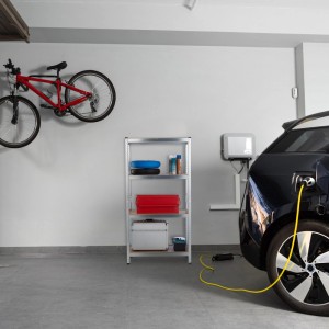 Silbernes Schwerlastregal aus Stahl mit 4 Böden in einer Garage, gefüllt mit Werkzeug und Boxen. Ideal für Keller & Werkstatt.