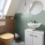 Badezimmer mit salbeifarbenem Fliesenlack von Alpina für Bad & Küche, seidenmatt.