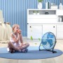 HOMCOM Retro Tischventilator im Einsatz: Mädchen sitzt vor dem Ventilator auf einem Teppich.