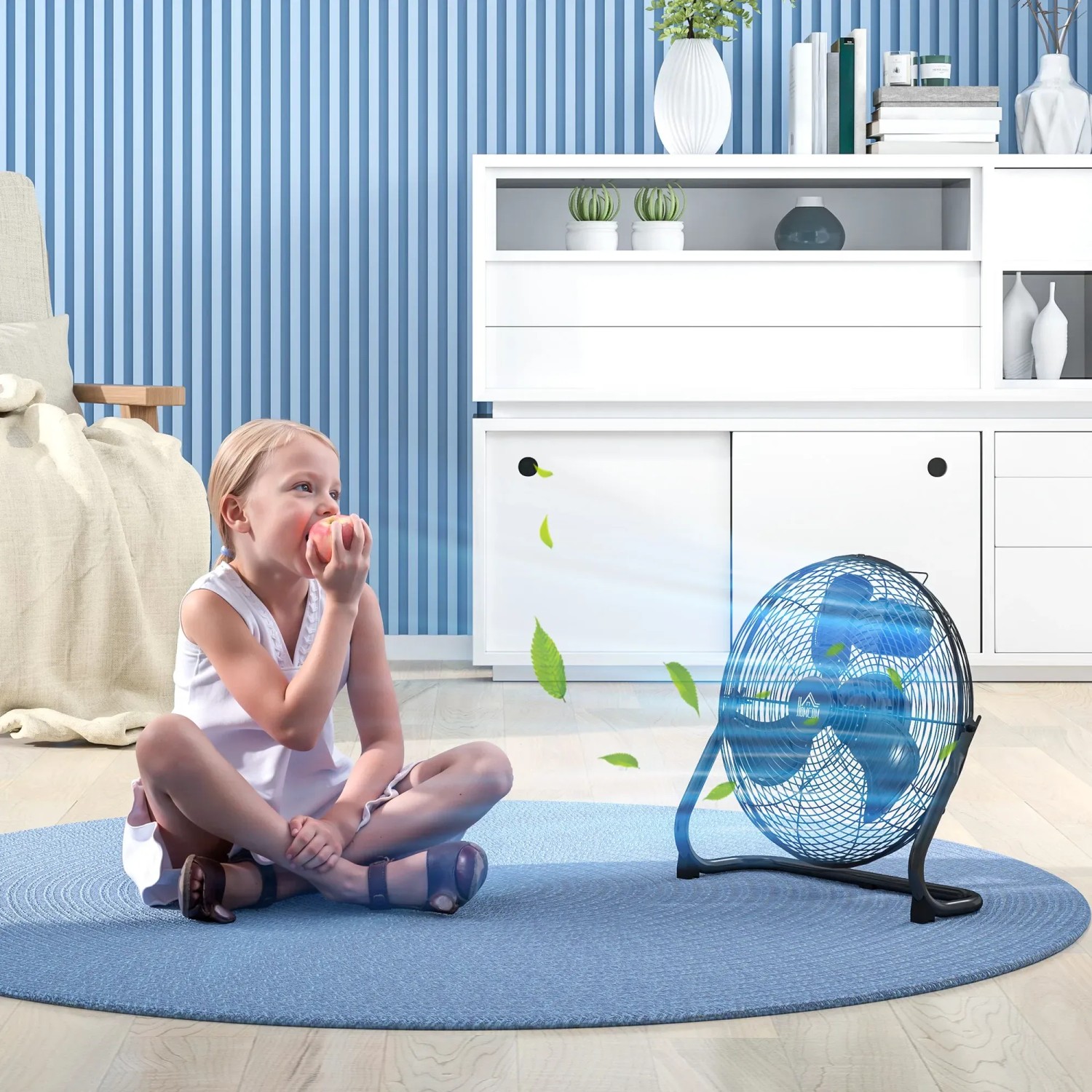 HOMCOM Retro Tischventilator im Einsatz: Mädchen sitzt vor dem Ventilator auf einem Teppich.