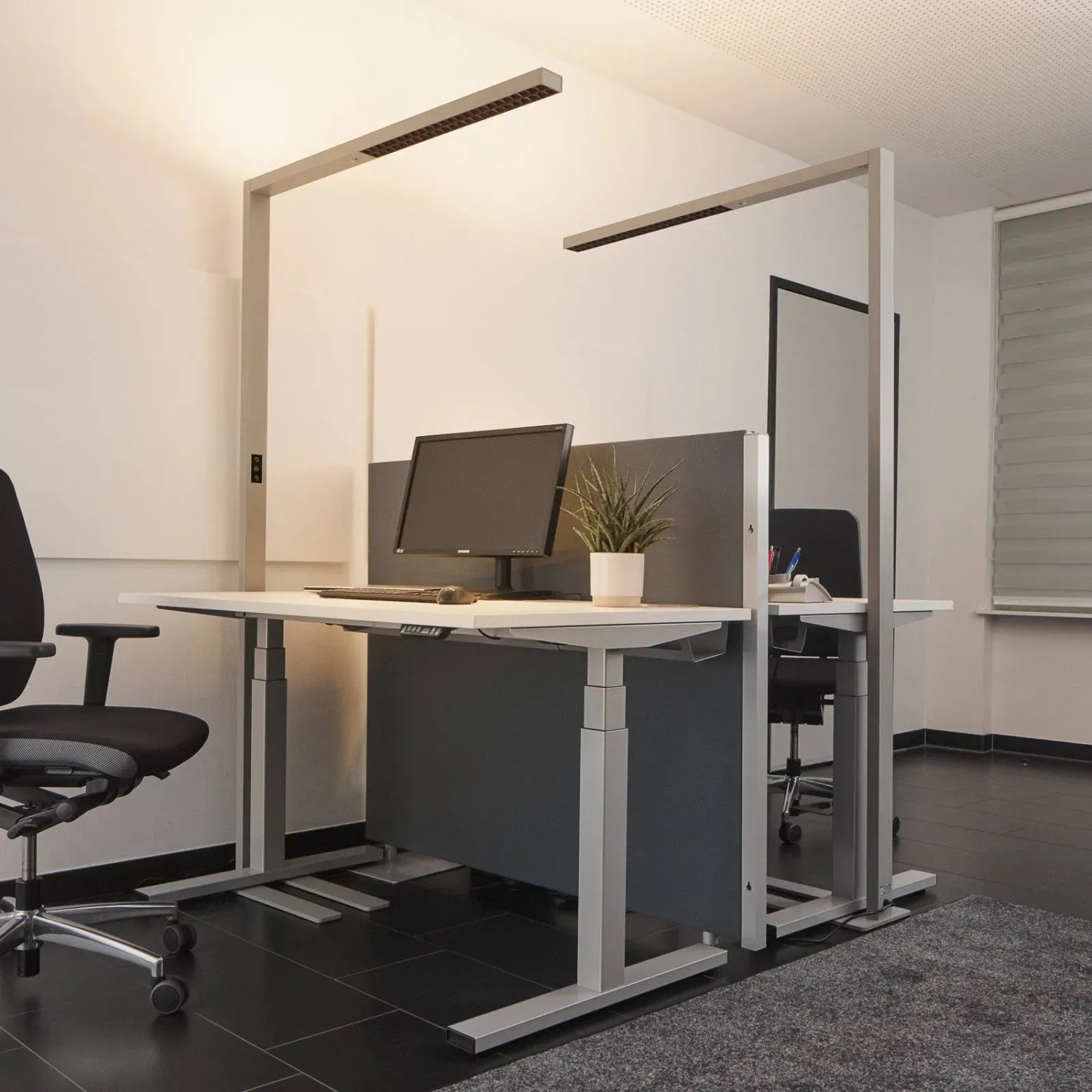 Moderne Arcchio LED Bürostehleuchte Jolinda in Alu, dimmbar mit Bewegungsmelder, für optimale Beleuchtung.