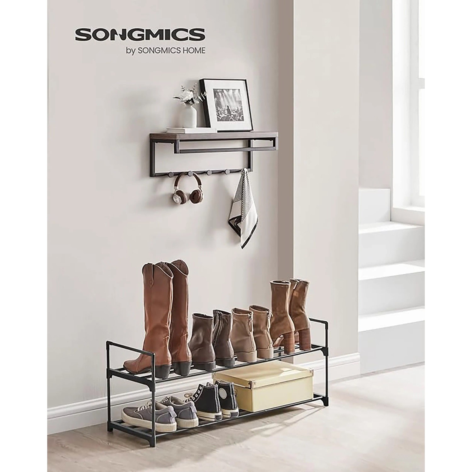 Schwarzes Songmics Schuhregal Deky mit 2 Ebenen aus Metall, gefüllt mit Schuhen und Stiefeln.