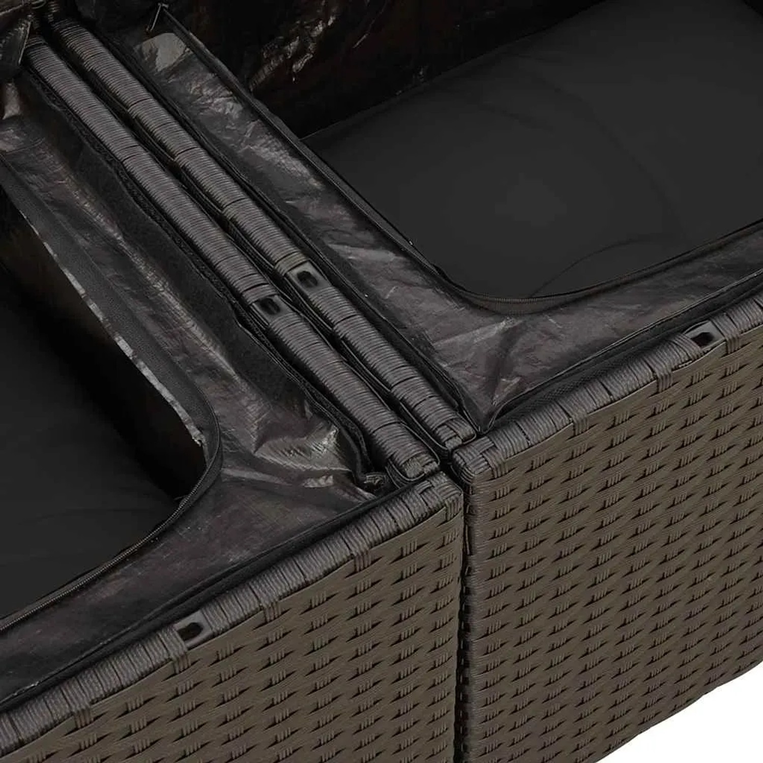 Detailaufnahme: Schwarze vidaXL Garten-Sofagarnitur aus Poly Rattan mit Stauraum unter der Sitzfläche.