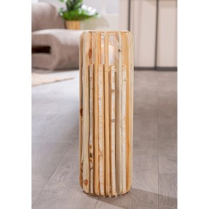 Gilde Windlicht Puomi, 55 cm hoher Kerzenhalter aus naturfarbenem Holz mit Glaseinsatz und brennender Kerze.