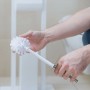 Hände montieren weißen WC Bürstenkopf aus Kunststoff an Bürstengriff. 5er Set Ersatzbürsten für Bad Hygiene.