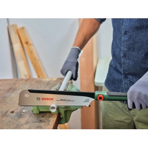 Bosch Japansäge Dozuki 270 mm beim Sägen eines Kunststoffrohrs im Schraubstock.