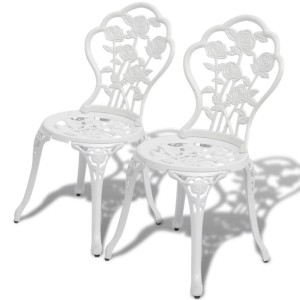 Zwei weiße Furnicato Bistro-Stühle aus Aluminiumguss mit Blumenmuster.