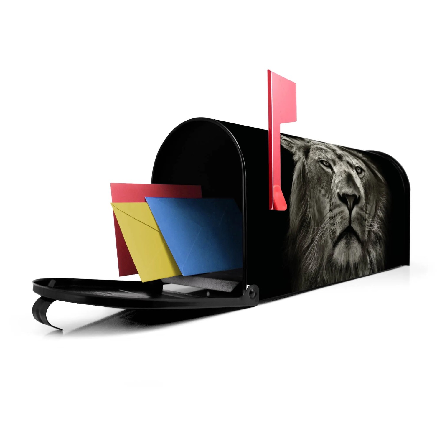 Schwarzer US Briefkasten mit Löwenmotiv, Post und roter Fahne.