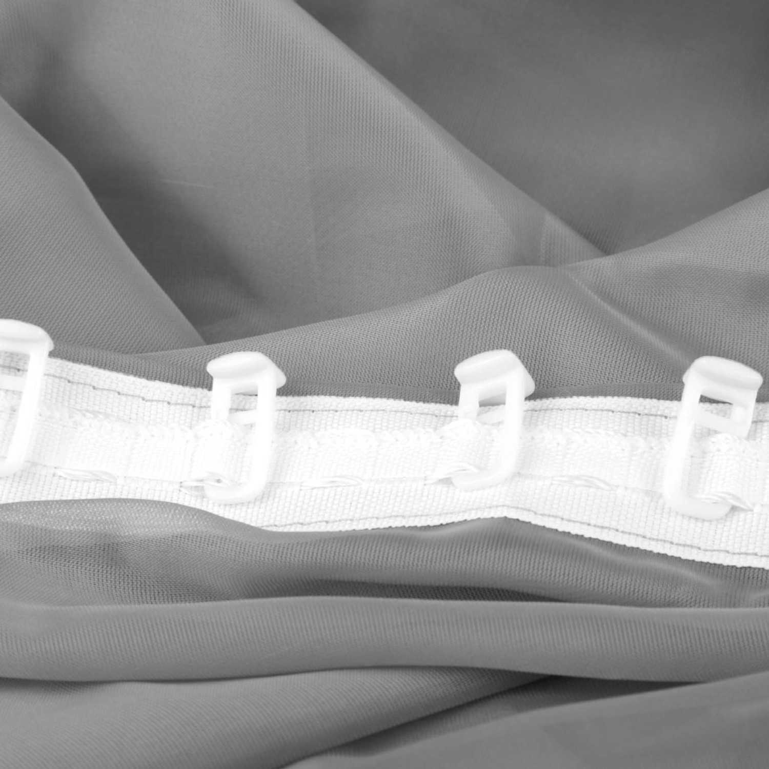 Grauer, transparenter Dekoschal Noella 140x245 cm mit Universalband für Fenstervorhänge.