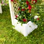 Weißer KHW Rosenbogen mit Pflanzkasten, bepflanzt mit roten Blüten, im Garten.