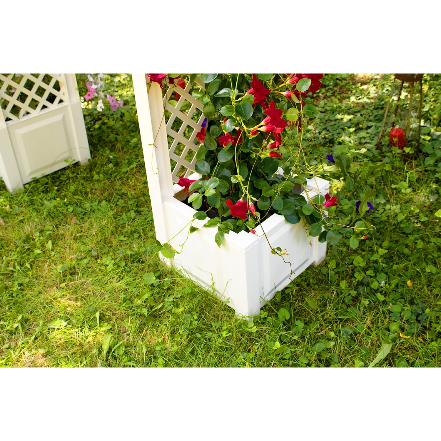 Weißer KHW Rosenbogen mit Pflanzkasten, bepflanzt mit roten Blüten, im Garten.