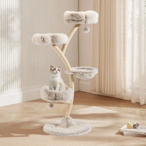 Fudajo Designer Kratzbaum, 155 cm hoch, mit vier beigen Plüsch-Etagen und Sisalstamm. Eine Katze sitzt auf einer Mulde.
