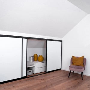 Kniestock-Baupaket mit Schiebetüren in Weiß und Schwarz für Dachschrägen.