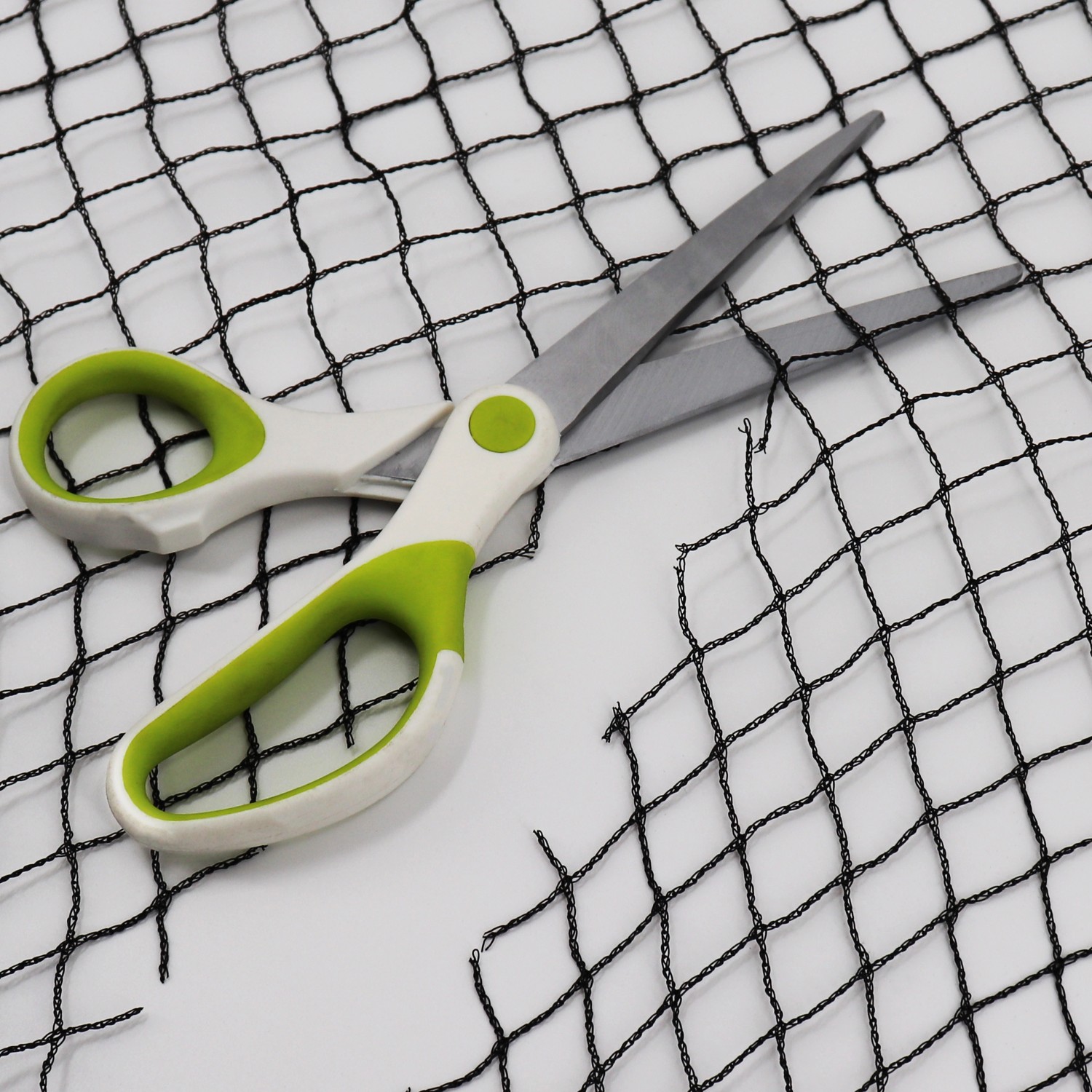 Schwarzes Aquagart Teichnetz 4x6m mit Schere, robustes Laubschutznetz für Fischteiche.