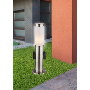 Globo Wegeleuchte mit 2 Steckdosen aus Edelstahl und Opalglas im Garten.