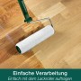 Auftragen der Bona Parkett Grundierung mit Lackrolle auf Holzboden.