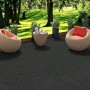 Anthrazitfarbener Kunstrasen-Rasenteppich Kingston 200x350cm auf einer Terrasse mit Gartenmöbeln.