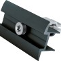 Detailaufnahme des Schwaiger Dachziegel Montage-Sets für PV-Module, bestehend aus Schraube und Halterung.
