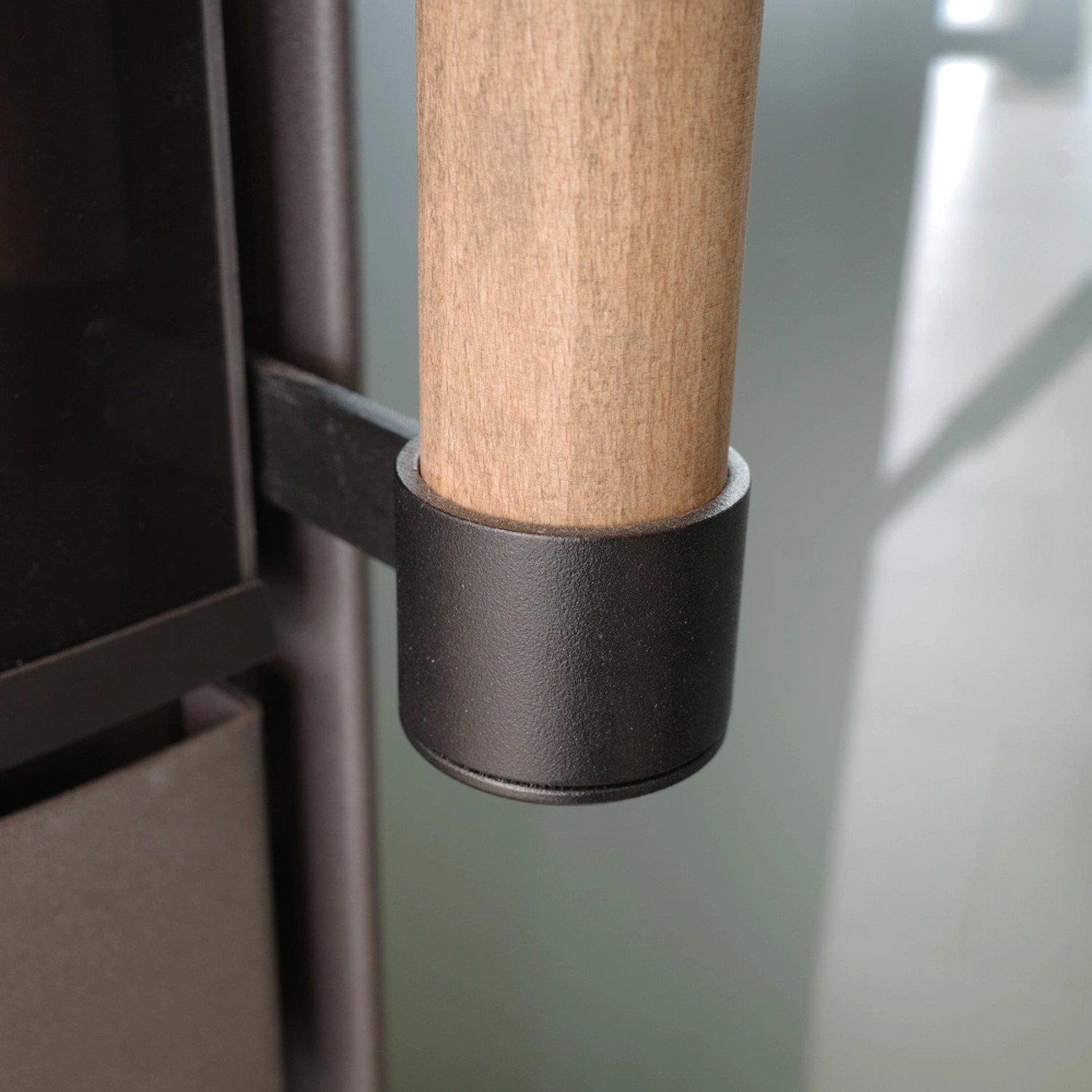 Detailaufnahme: Holzrelinggriff des creme-weißen H&M Germany Kaminofens Citro 2.0.