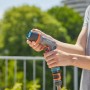 Gardena Comfort Reinigungsspritze ecoPulse™ in Nutzung: Flächenreinigung und Bewässerung im Garten.
