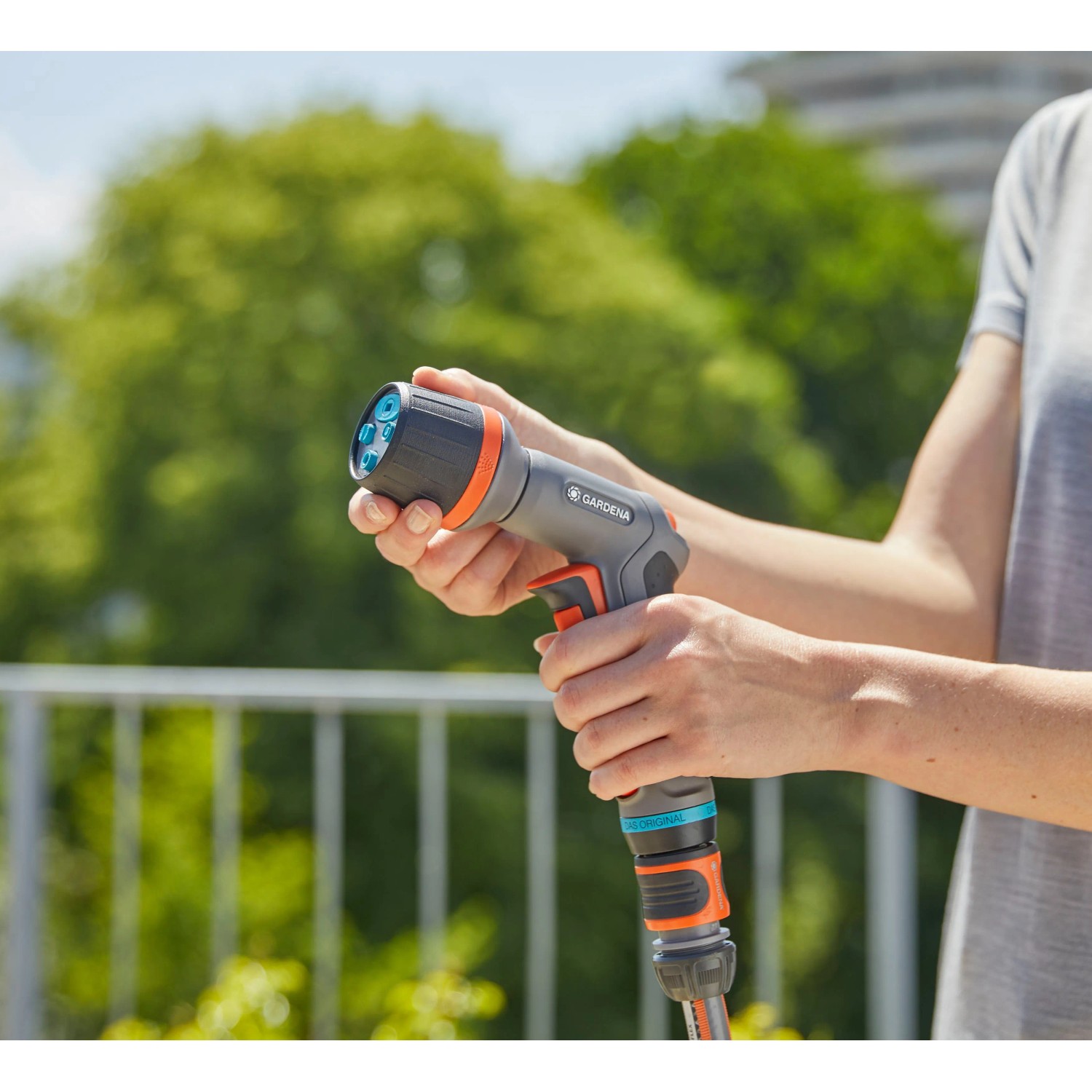 Gardena Comfort Reinigungsspritze ecoPulse™ in Nutzung: Flächenreinigung und Bewässerung im Garten.