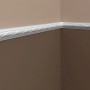 Weiße PROFHOME Wand- und Friesleisten mit Neo-Empire-Stil im Set an einer Wand.