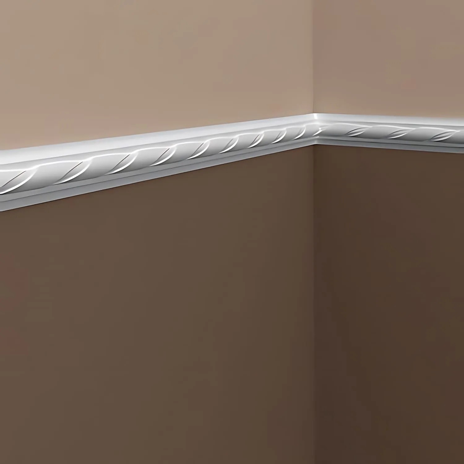 Weiße PROFHOME Wand- und Friesleisten mit Neo-Empire-Stil im Set an einer Wand.