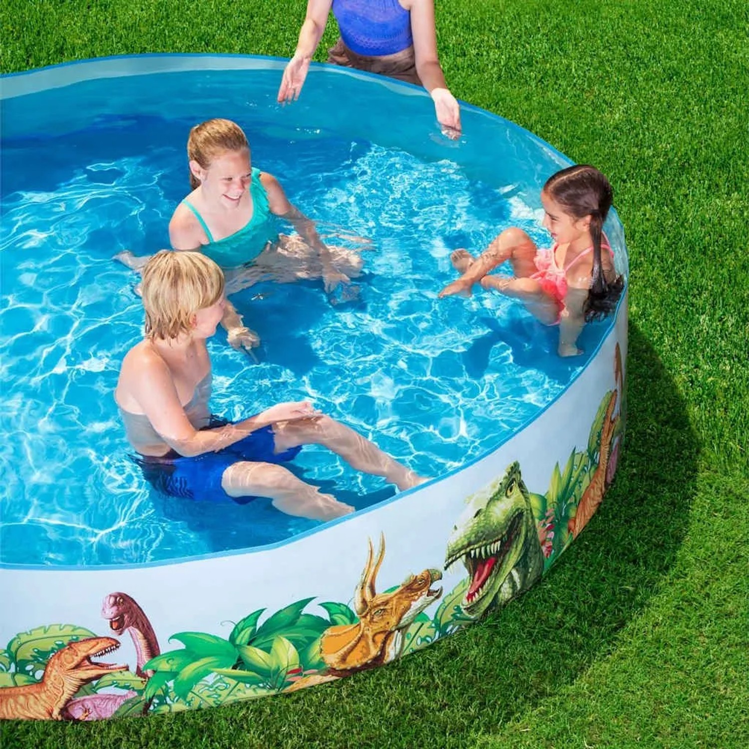 Bestway Dinosaurier Pool mit Kindern im Garten, aufblasbarer Pool mit Dino-Muster.