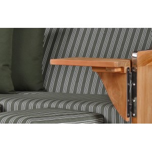 Detailansicht: Ausklappbarer Teak-Tisch am GarWoh Strandkorb Rantum mit gestreiftem Dessin.