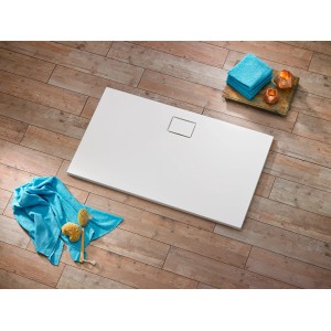 Rechteckige, weiße Ottofond Duschwanne Pearl 120x80 cm aus Acryl, mit Handtuch und Schwamm auf Holzboden.