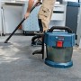 Bosch Professional Akku-Industriestaubsauger GAS 18 V-10 L im Einsatz. Nass- und Trockensauger mit Schlauch.