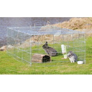 Trixie Freilaufgehege Natura verzinkt mit zwei Kaninchen und Zubehör im Garten.