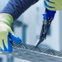 Hände mit LUX Schnittschutz-Handschuhen Gr. 10 schneiden Metall mit einer Schere.