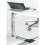 Schwarze, flexible Evoline Wirelane Schreibtisch Kabelführung unter weißem Tisch. Führt Kabel elegant zum Boden.
