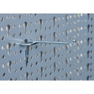 Detailaufnahme Lochwand mit Haken für Werkzeugschrank, blau.