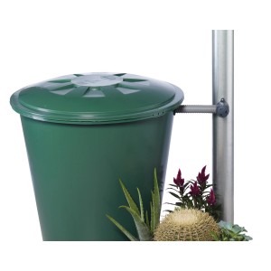 Garantia Regensammler Rapido DN 70-100 am Fallrohr einer Regentonne.