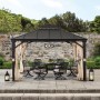 Schwarzer Sunjoy Gazebo Torre Zedernholz mit Esstisch und Stühlen unter Pavillons.