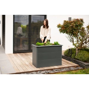 Westmann Hochbeet Primus aus Metall, 100x50x77 cm, anthrazit, mit Bepflanzung und Person.