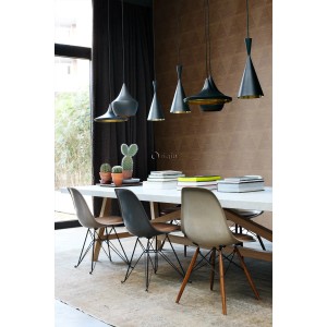 Rostbraune Vliestapete mit verwitterten Metalldreiecken an einer Wand im modernen Esszimmer. Industrial Chic.
