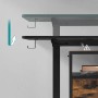 Detailaufnahme: Höhenverstellbarer, schwarzer Songmics Schreibtisch mit Kabelhaken und Regal.