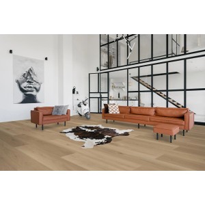 Heller Check One Click-Vinylboden Kammerbrühl Oak in modernem Wohnraum mit Ledersofa.