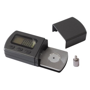 Dynavox TW-1 Tonarmwaage für Plattenspieler mit Display, Eichgewicht und Schutzhaube.