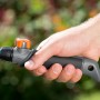 Hand hält Gardena combisystem Griffstück für Gartengeräte. Kombisystem für flexible Gartenarbeit.