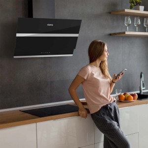 Schwarze CIARRA Kopffrei Dunstabzugshaube (60cm) mit Touch Control und App-Steuerung in moderner Küche.