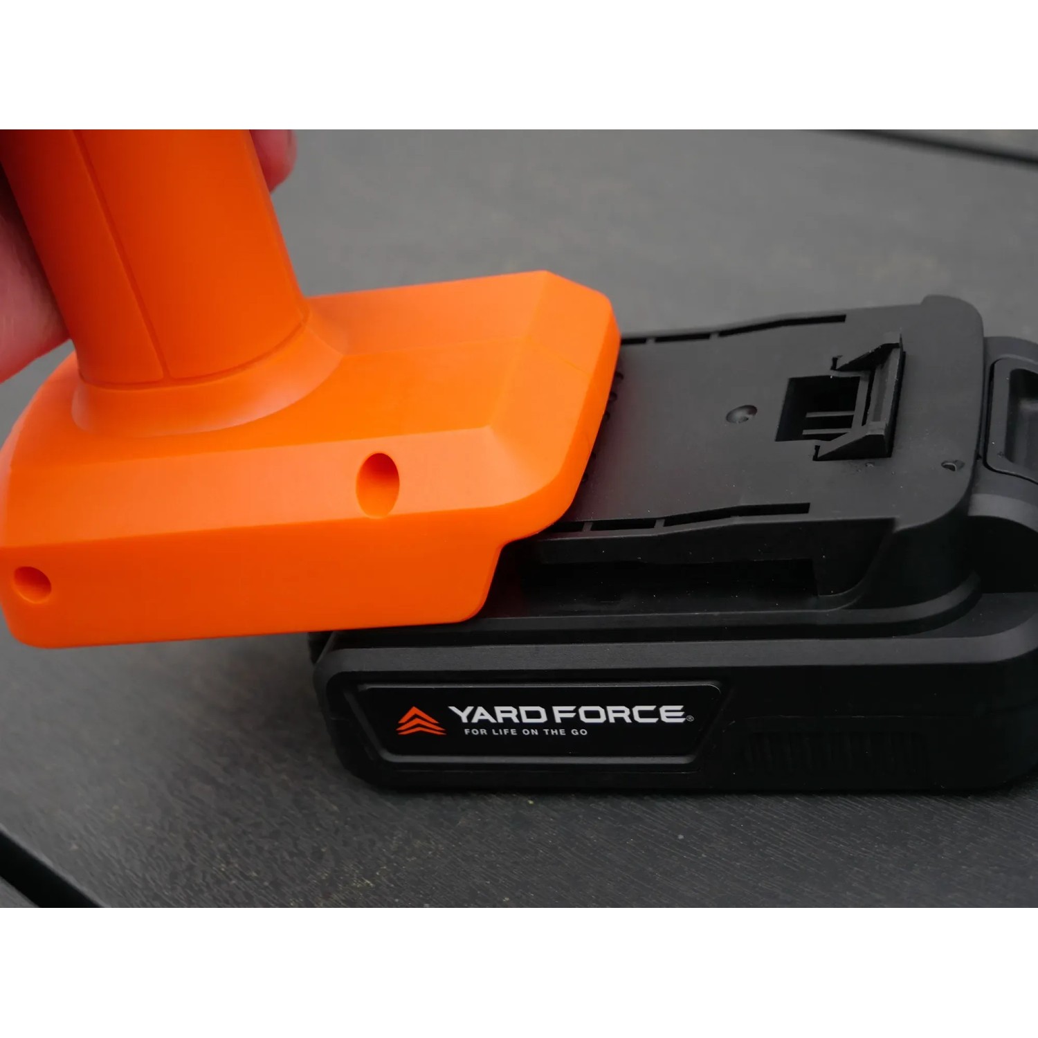 Yard Force Mitteldruckreiniger LW C02B mit Akku. Detailaufnahme der Akku-Verbindung.