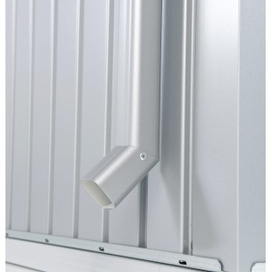 Biohort Regenfallrohrset Quarzgrau-Metallic am Gartenhaus, Detailaufnahme.