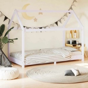 Weißes Kinder-Bettgestell aus massivem Kiefernholz im Baumhaus-Stil, 80x160 cm, mit gestreifter Bettwäsche im Kinderzimmer.