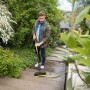 Mann reinigt Treppe mit Kärcher Flächenreiniger Powerschrubber PS 30.