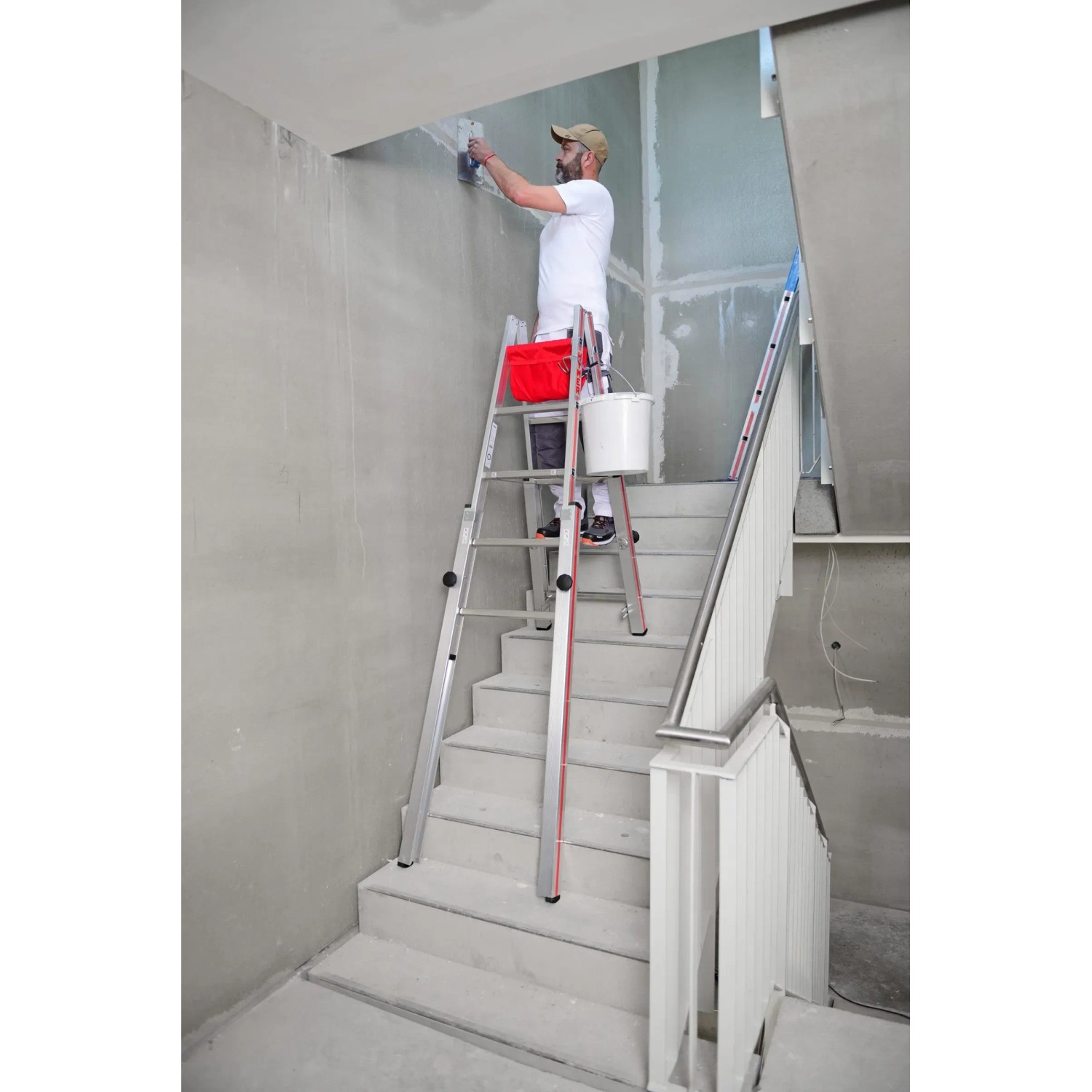 Hymer Teleskopleiter 2x5 Stufen im Einsatz auf Treppe, Maler bei Arbeit.