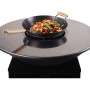 Schwarzer Vente-unique Grill Corvera mit runder Stahl-Plancha und Wok voller Gemüse. Ideal für BBQ.